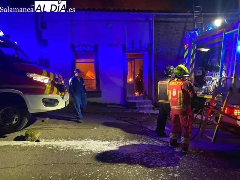 El fuego ha ocasionado graves daños materiales en las dos viviendas, aunque ninguna persona ha resultado herida 
