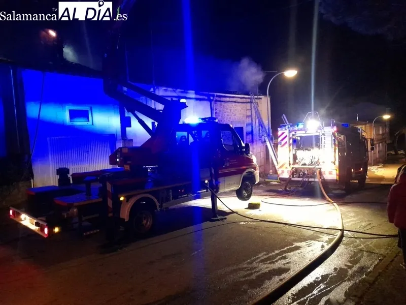 El fuego ha ocasionado graves daños materiales en las dos viviendas, aunque ninguna persona ha resultado herida 