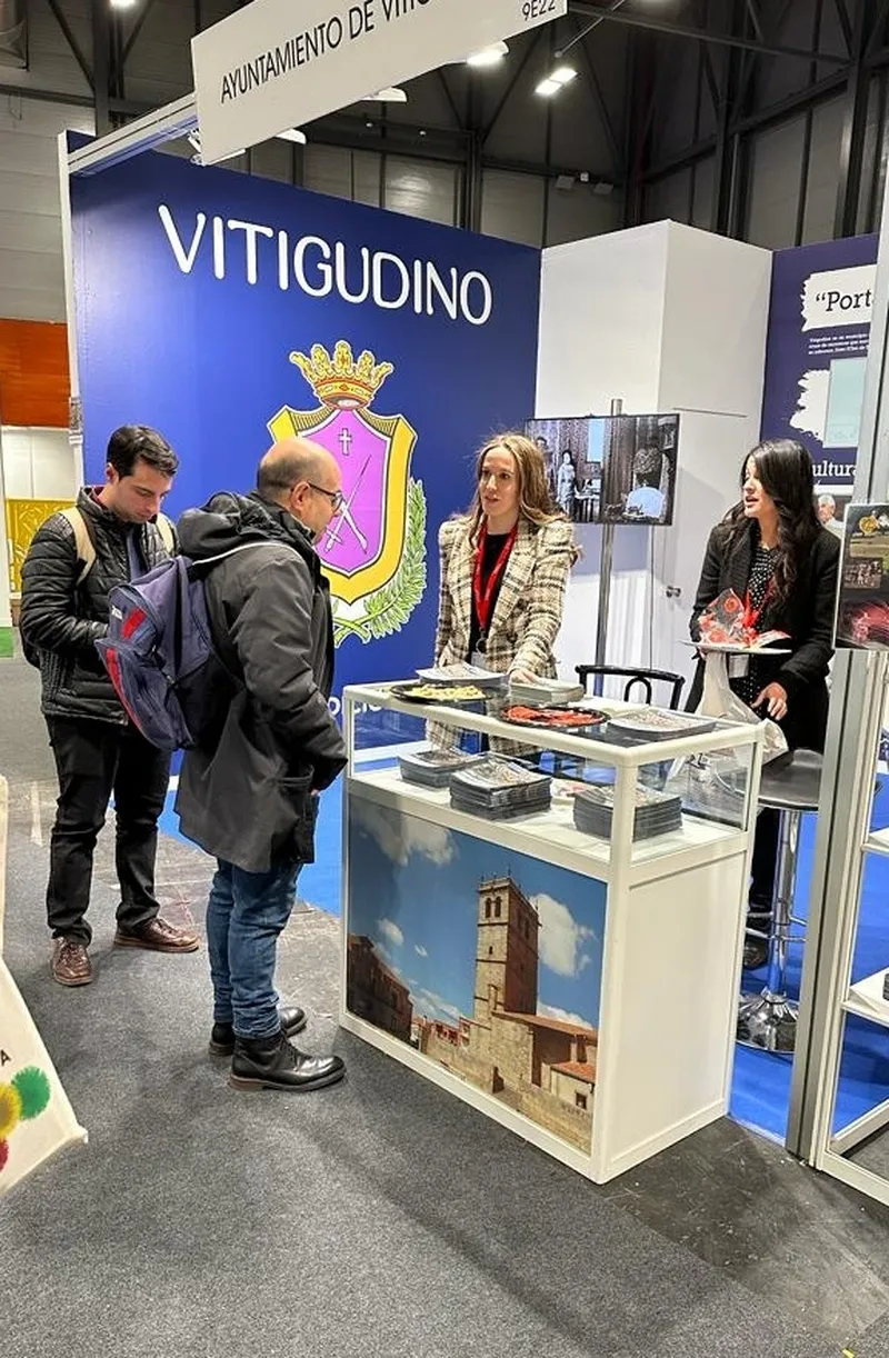 Numerosos vitigudinenses pasaron esta última jornada de Fitur por el stand de Vitigudino