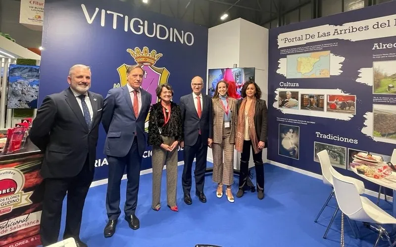 En esta tercera jornada de Fitur el stand de Vitigudino tuvo como embajador al embutido de Embutidos Flores   