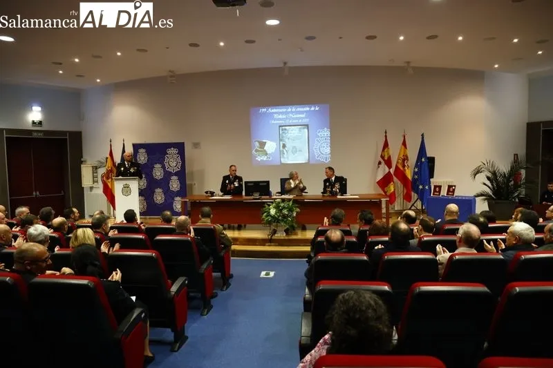 Celebración en Salamanca del 199 Aniversario de la creación de la Policía Nacional. Foto de David Sañudo