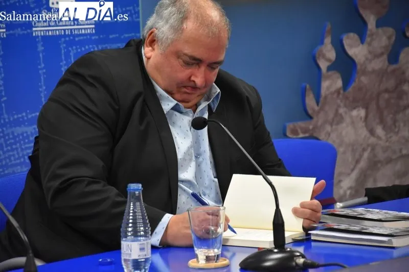 Presentación en la Sala de la Palabra del libro 'La memoria de los crisantemos', de José Ignacio García. Foto de Fernando Sánchez Gómez