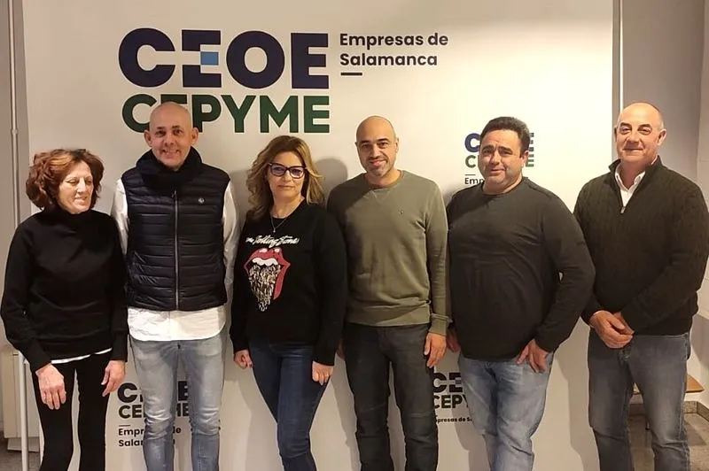Nueva directiva de AESPAN, con Cristina González como presidenta, en el centro