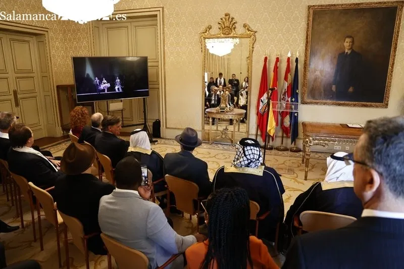 Firma en el Ayuntamiento de un protocolo de colaboración público-privada para el desarrollo del proyecto ‘Peace City Salamanca. Foto de David Sañudo