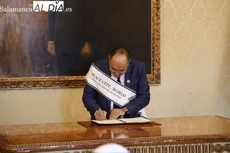 Firma en el Ayuntamiento de un protocolo de colaboración público-privada para el desarrollo del proyecto ‘Peace City Salamanca. Foto de David Sañudo