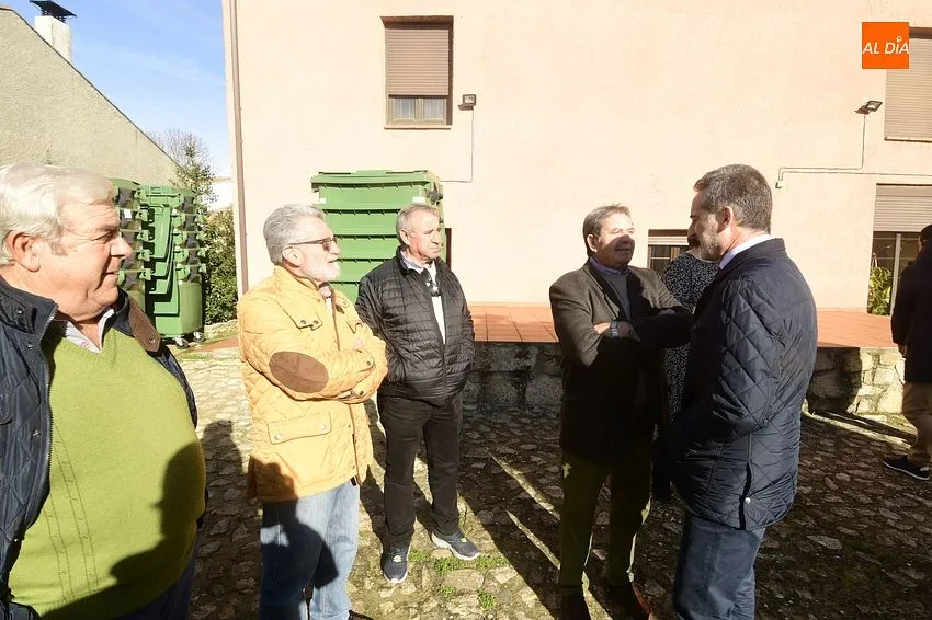 Foto 2 - La Mancomunidad Alto &Aacute;gueda estrena cami&oacute;n-compactador para la recogida de basura