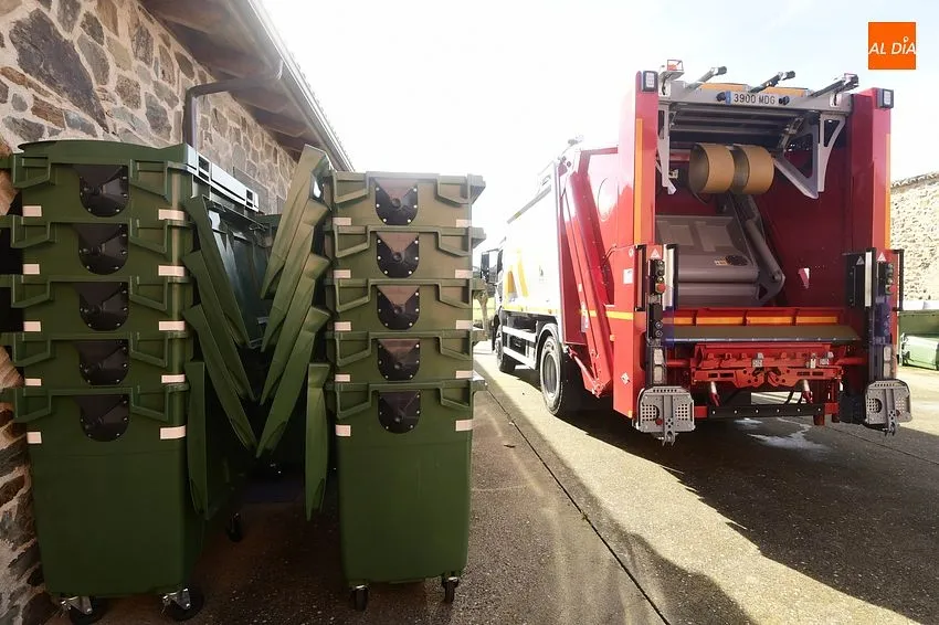 Foto 11 - La Mancomunidad Alto &Aacute;gueda estrena cami&oacute;n-compactador para la recogida de basura