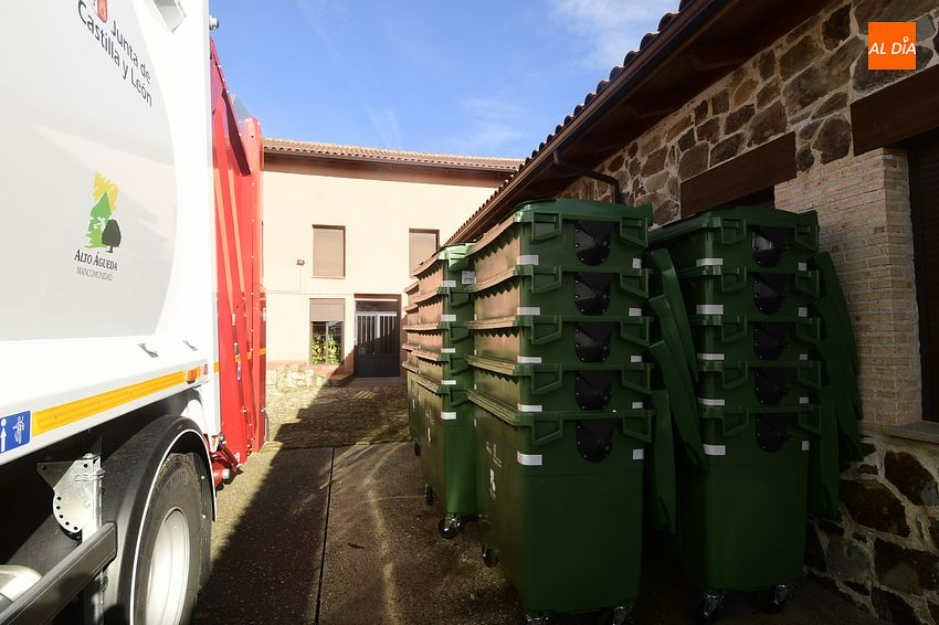 Foto 5 - La Mancomunidad Alto Águeda estrena camión-compactador para la recogida de basura