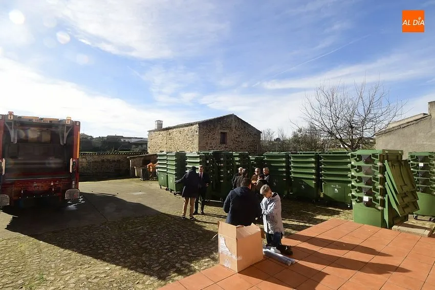 Foto 6 - La Mancomunidad Alto &Aacute;gueda estrena cami&oacute;n-compactador para la recogida de basura