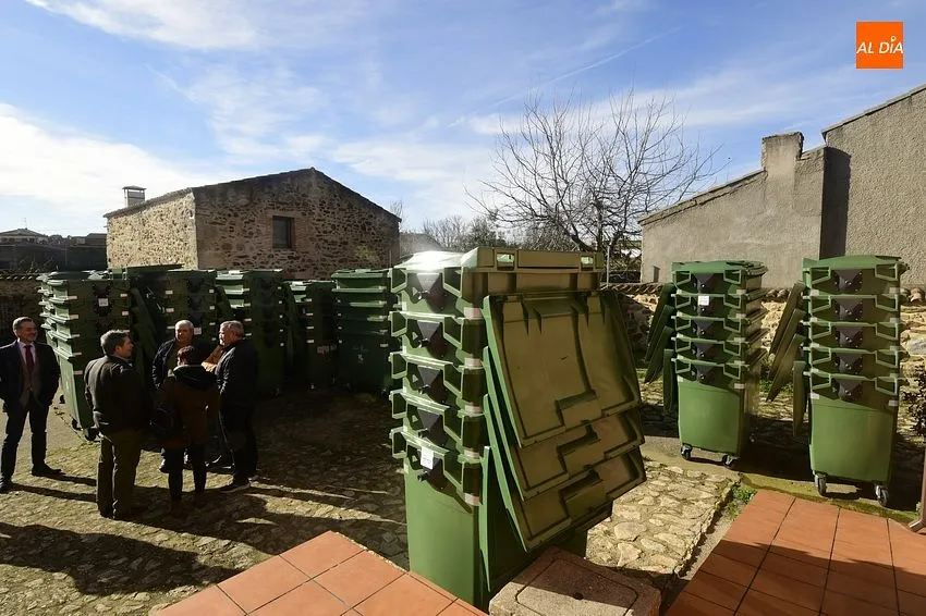 Foto 7 - La Mancomunidad Alto &Aacute;gueda estrena cami&oacute;n-compactador para la recogida de basura