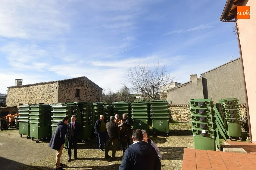 Foto 8 - La Mancomunidad Alto &Aacute;gueda estrena cami&oacute;n-compactador para la recogida de basura