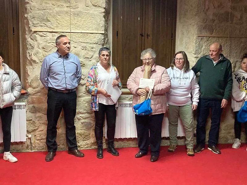 Foto 2 - Candelario entrega sus premios a las casas mejor iluminadas durante la Navidad