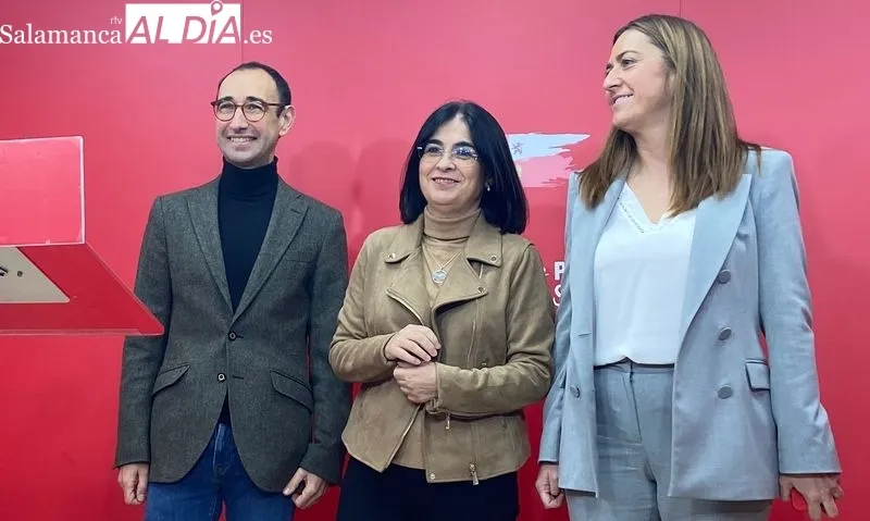 La ministra de Sanidad, Carolina Darias, en el centro, en la sede del PSOE en Salamanca. Foto de Vanesa Martins