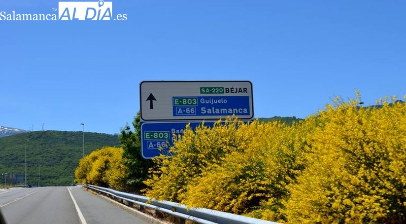 Cartel de la SA-220, la carretera que une Béjar y Ciudad Rodrigo. Foto de archivo