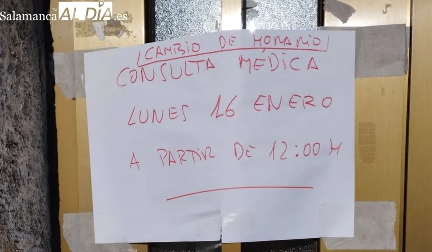 Carteles colocados a la puerta del consultorio de Cabeza del Caballo  