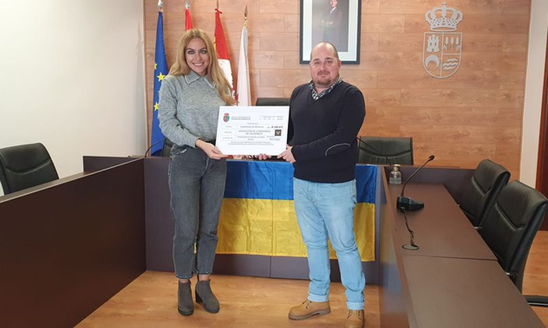 Foto 1 - Castellanos de Moriscos entrega a la asociación a favor de Ucrania la recaudación de su Mercadillo Solidario