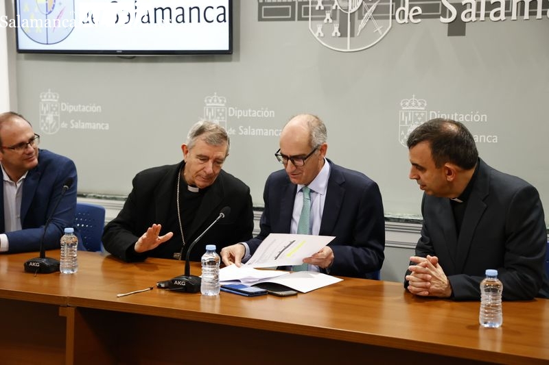 Firma del convenio en la Diputación de Salamanca y las diócesis con presencia en la provincia. Foto de David Sañudo