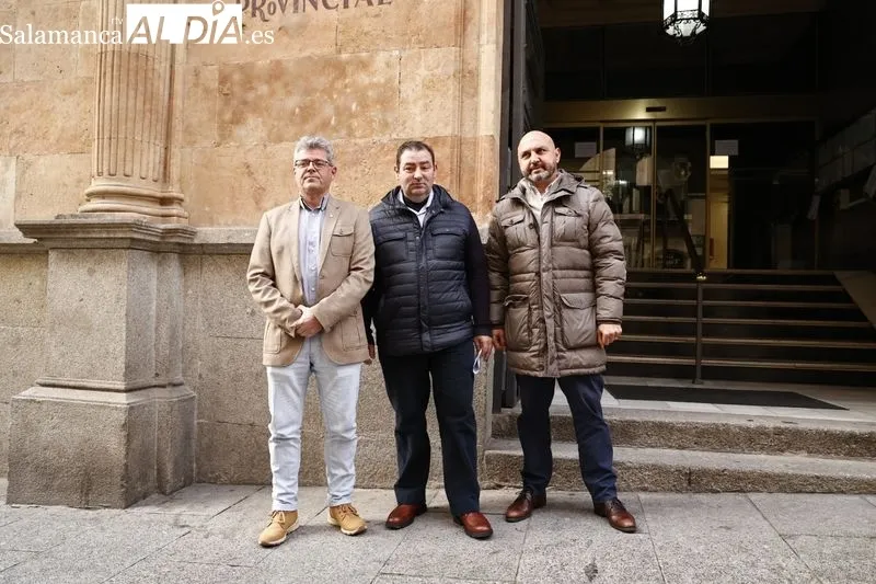 Los dos ediles de Cs en el Ayuntamiento de Aldeatejada,  Francisco Javier Martin Blanco y Sebastian Martín Gómez, junto al portavoz provincial del partido, Manuel Hernández, a la izquierda. Foto de David Sañudo