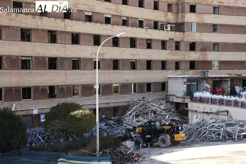 Trabajos para el derribo del antiguo Hospital Clínico. Foto de David Sañudo