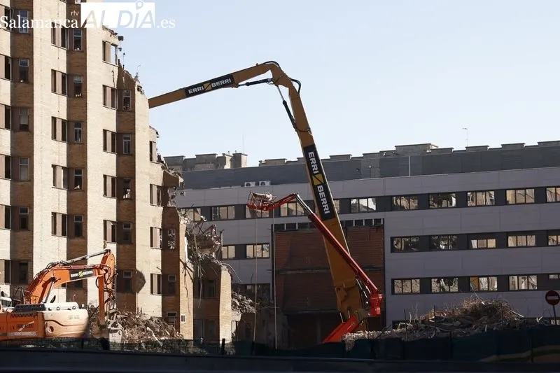 Trabajos para el derribo del antiguo Hospital Clínico. Foto de David Sañudo