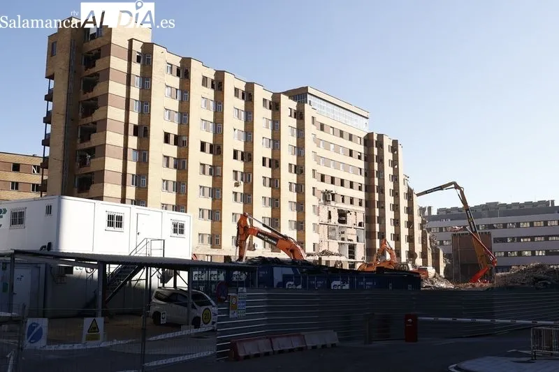 Trabajos para el derribo del antiguo Hospital Clínico. Foto de David Sañudo