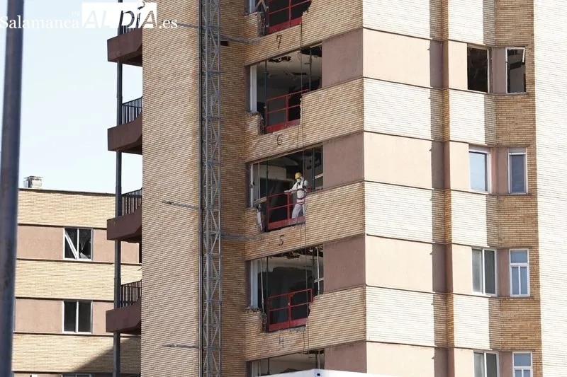 Trabajos para el derribo del antiguo Hospital Clínico. Foto de David Sañudo