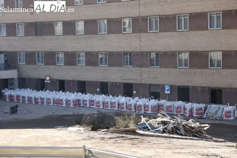 Trabajos para el derribo del antiguo Hospital Clínico. Foto de David Sañudo