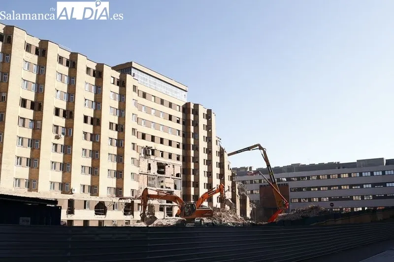 Trabajos para el derribo del antiguo Hospital Clínico. Foto de David Sañudo