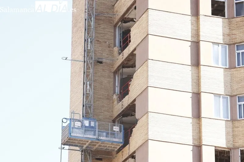 Trabajos para el derribo del antiguo Hospital Clínico. Foto de David Sañudo