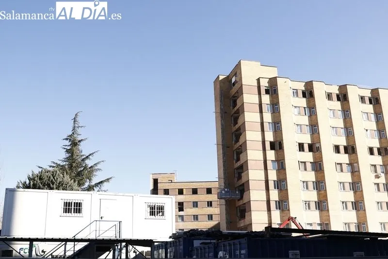 Trabajos para el derribo del antiguo Hospital Clínico. Foto de David Sañudo