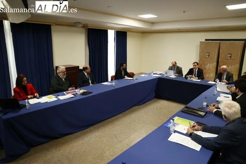 Consejo del Diálogo Social, integrado por el Ayuntamiento, la patronal CEOE-Cepyme Salamanca y los sindicatos CCOO y UGT, en la reunión de este miércoles en el Liceo. Foto de David Sañudo