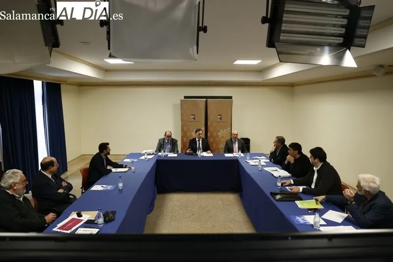 Consejo del Diálogo Social, integrado por el Ayuntamiento, la patronal CEOE-Cepyme Salamanca y los sindicatos CCOO y UGT, en la reunión de este miércoles en el Liceo. Foto de David Sañudo