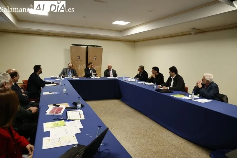 Consejo del Diálogo Social, integrado por el Ayuntamiento, la patronal CEOE-Cepyme Salamanca y los sindicatos CCOO y UGT, en la reunión de este miércoles en el Liceo. Foto de David Sañudo