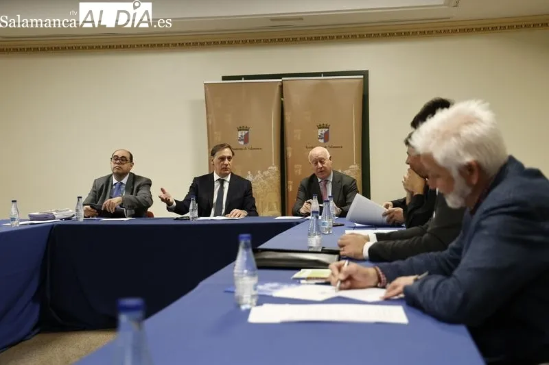 Consejo del Diálogo Social, integrado por el Ayuntamiento, la patronal CEOE-Cepyme Salamanca y los sindicatos CCOO y UGT, en la reunión de este miércoles en el Liceo. Foto de David Sañudo