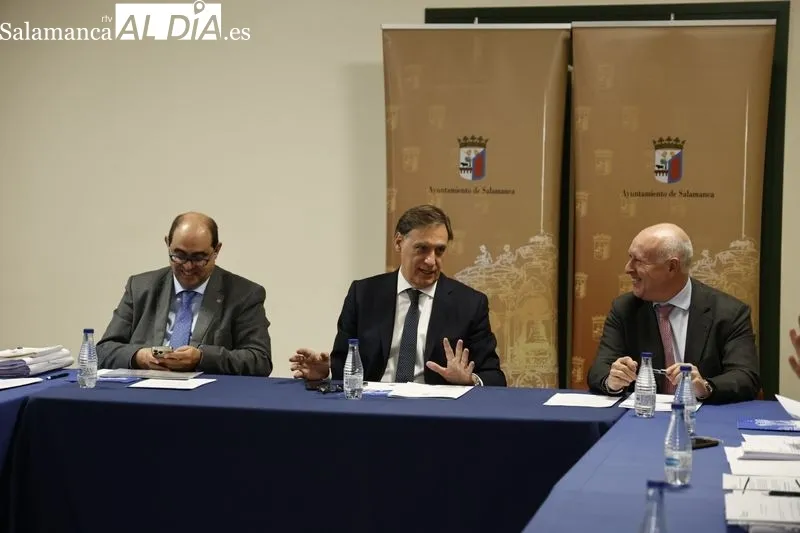 Consejo del Diálogo Social, integrado por el Ayuntamiento, la patronal CEOE-Cepyme Salamanca y los sindicatos CCOO y UGT, en la reunión de este miércoles en el Liceo. Foto de David Sañudo