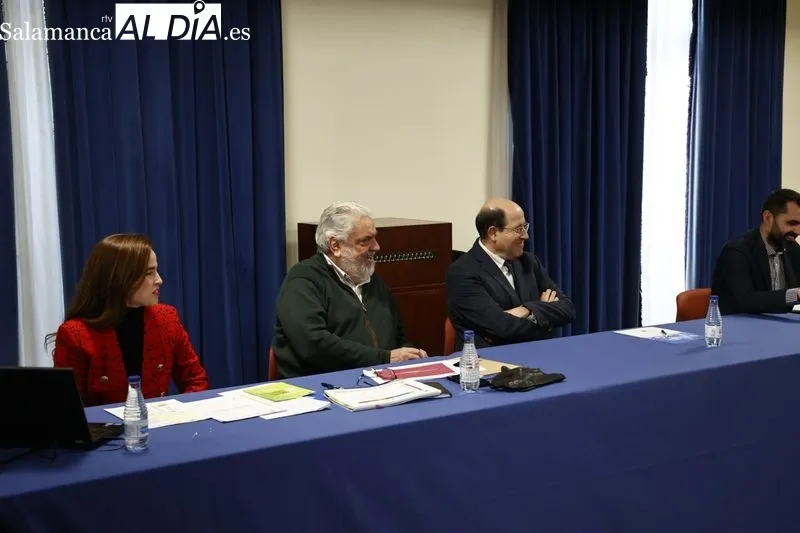 Consejo del Diálogo Social, integrado por el Ayuntamiento, la patronal CEOE-Cepyme Salamanca y los sindicatos CCOO y UGT, en la reunión de este miércoles en el Liceo. Foto de David Sañudo