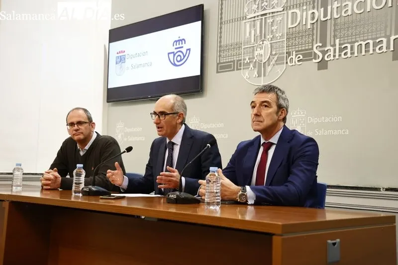 El presidente de la Diputación de Salamanca, Javier Iglesias, y el director de Productos y Servicios de Correos, Manuel Zapatero, presentan el nuevo sistema de pago de tributos a través de la red de carteros rurales y de las oficinas del Servicio Postal. 