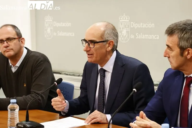 El presidente de la Diputación de Salamanca, Javier Iglesias, y el director de Productos y Servicios de Correos, Manuel Zapatero, presentan el nuevo sistema de pago de tributos a través de la red de carteros rurales y de las oficinas del Servicio Postal. 