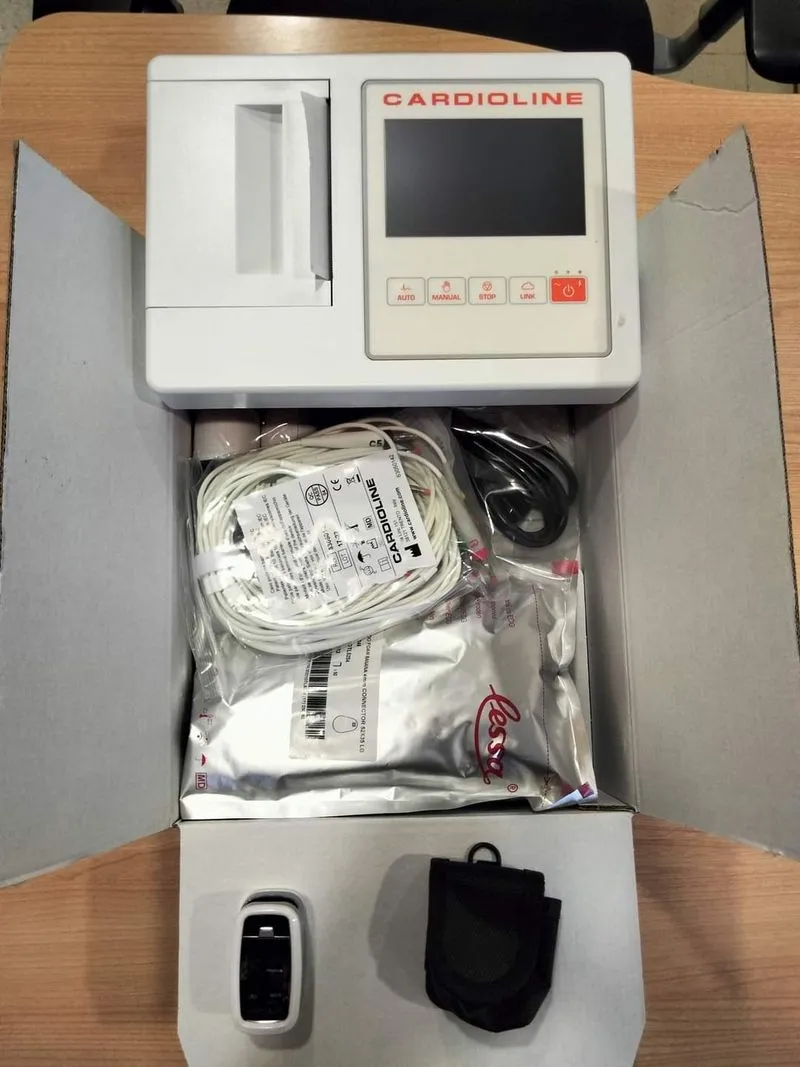 Foto 2 - El Ayuntamiento dota al centro de salud de un electrocardiograma y material nuevo de diagn&oacute;stico