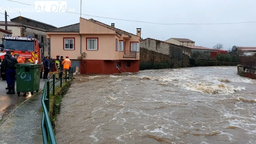 Situación que presentaba el rio Froya a su paso por Lumbrales sobre las 17.30 horas de ayer domingo / ESTER CORREDERA 