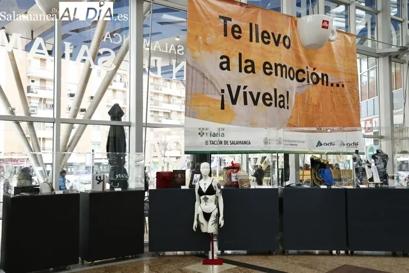 Inauguración de la primera de las exposiciones de estudiantes de Bellas Artes en Vialia, titulada 'Catálogos de lujo'. Foto de David Sañudo