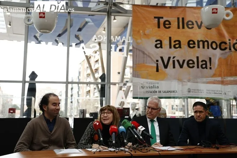 Inauguración de la primera de las exposiciones de estudiantes de Bellas Artes en Vialia, titulada 'Catálogos de lujo'. Foto de David Sañudo