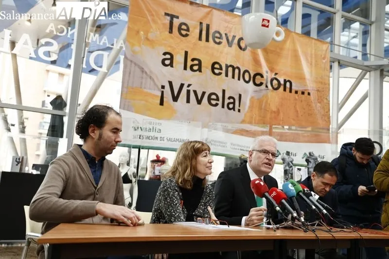 Inauguración de la primera de las exposiciones de estudiantes de Bellas Artes en Vialia, titulada 'Catálogos de lujo'. Foto de David Sañudo