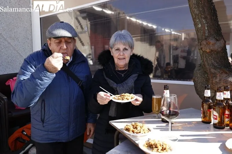 Degustación gratuita de chanfaina incluida en las fiestas de San Blas, en Castellanos de Moriscos. Foto David Sañudo