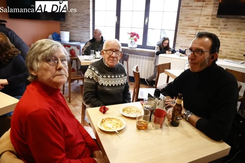 Degustación gratuita de chanfaina incluida en las fiestas de San Blas, en Castellanos de Moriscos. Foto David Sañudo