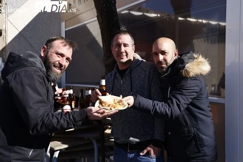 Degustación gratuita de chanfaina incluida en las fiestas de San Blas, en Castellanos de Moriscos. Foto David Sañudo