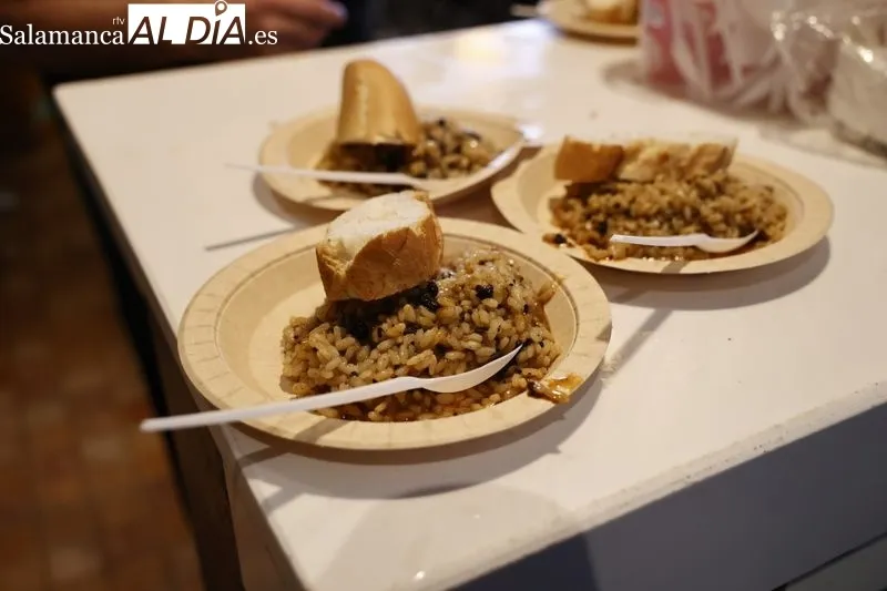 Degustación gratuita de chanfaina incluida en las fiestas de San Blas, en Castellanos de Moriscos. Foto David Sañudo