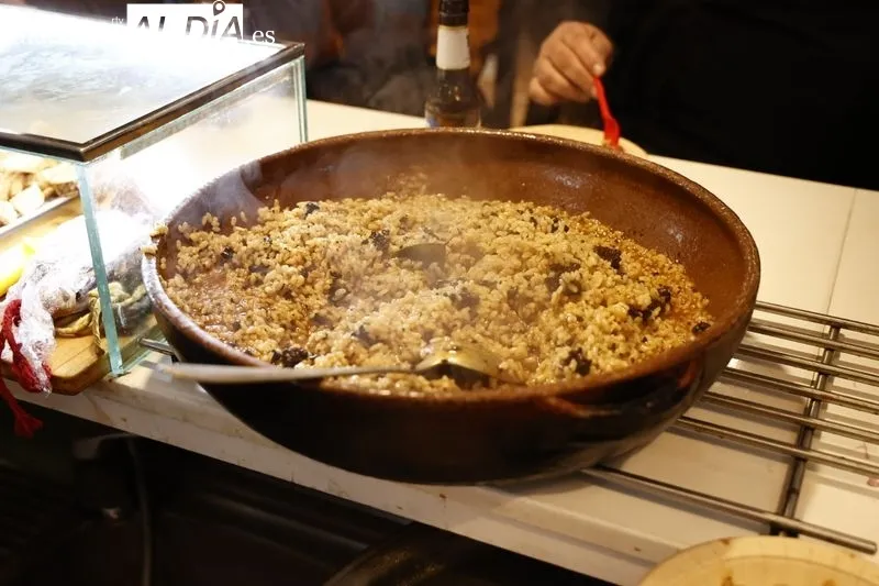 Degustación gratuita de chanfaina incluida en las fiestas de San Blas, en Castellanos de Moriscos. Foto David Sañudo