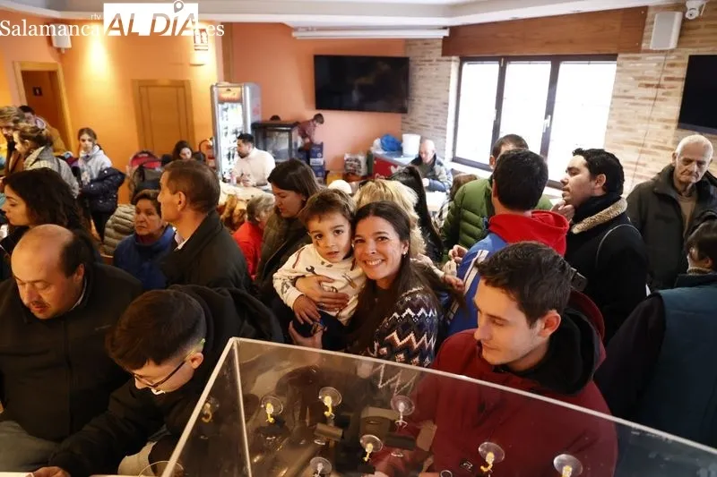 Degustación gratuita de chanfaina incluida en las fiestas de San Blas, en Castellanos de Moriscos. Foto David Sañudo
