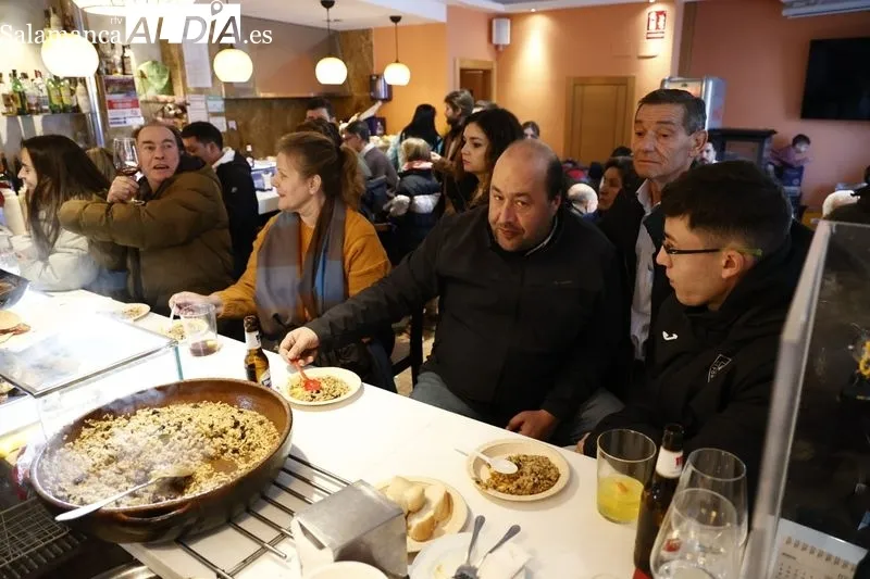 Degustación gratuita de chanfaina incluida en las fiestas de San Blas, en Castellanos de Moriscos. Foto David Sañudo